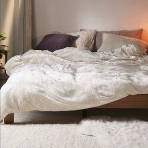UO Silver White Velvet Duvet Cover (Twin/Twin XL)